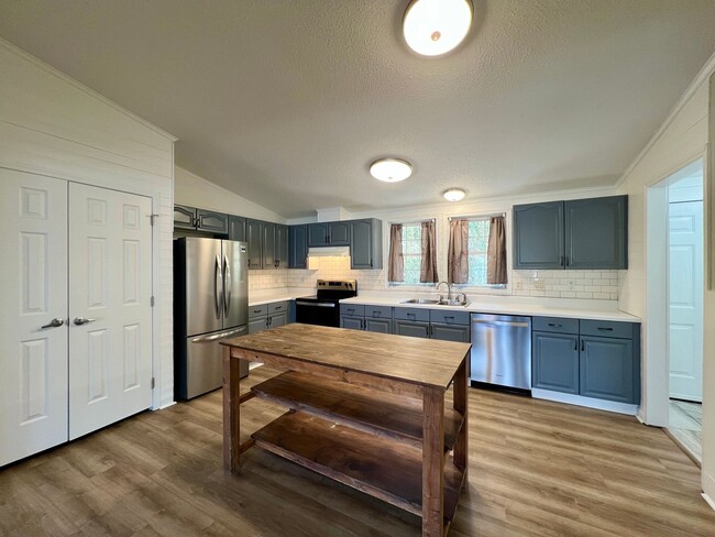 Building Photo - 3-Bed, 2-Bath home in N. Asheville!