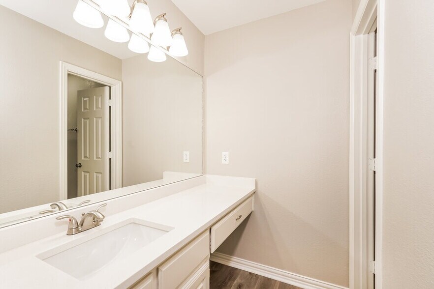 Building Photo - 708 St Johns Dr