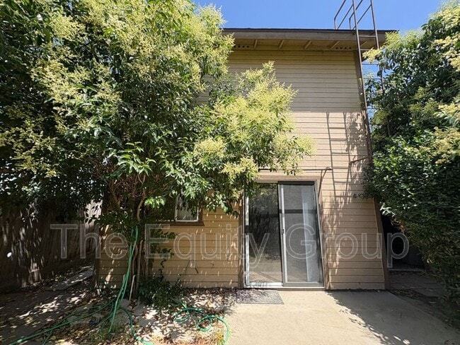 Building Photo - 2408 W Packwood Dr