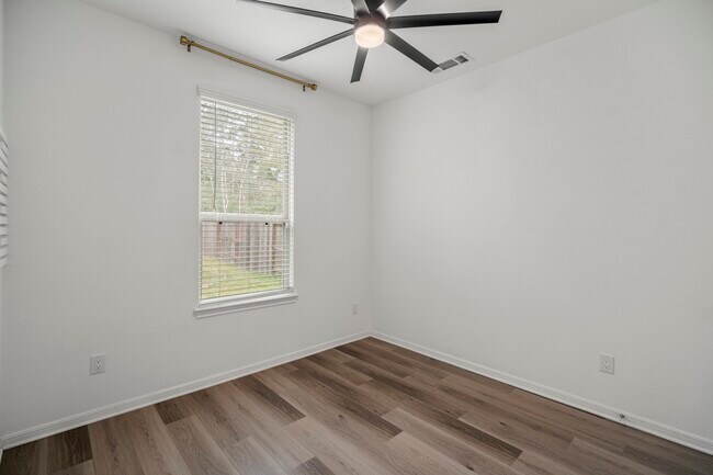 Building Photo - 10477 Pineland Dr