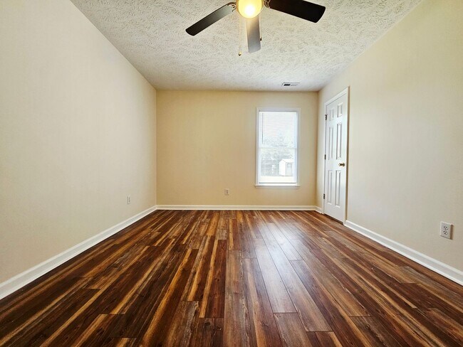 Building Photo - Three Bedroom With Large  Bonus Room
