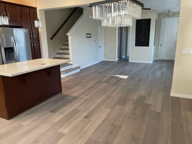 Building Photo - 3 Bed 2.5 Bath Tech Savy Corner Townhouse in Windermere