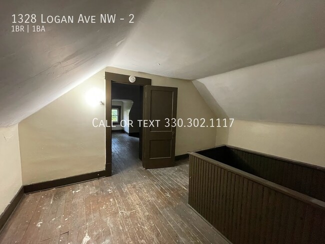 Building Photo - One bedrooms one bathroom 2nd level apartm...