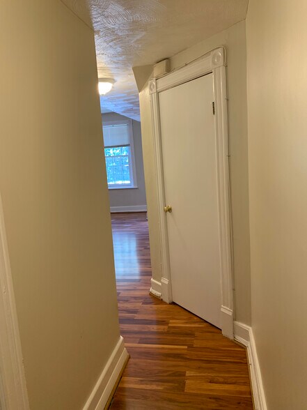 Building Photo - 527 9th St NE