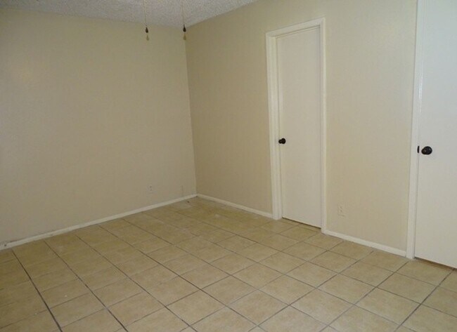 Building Photo - 9122 Ocean Gate St