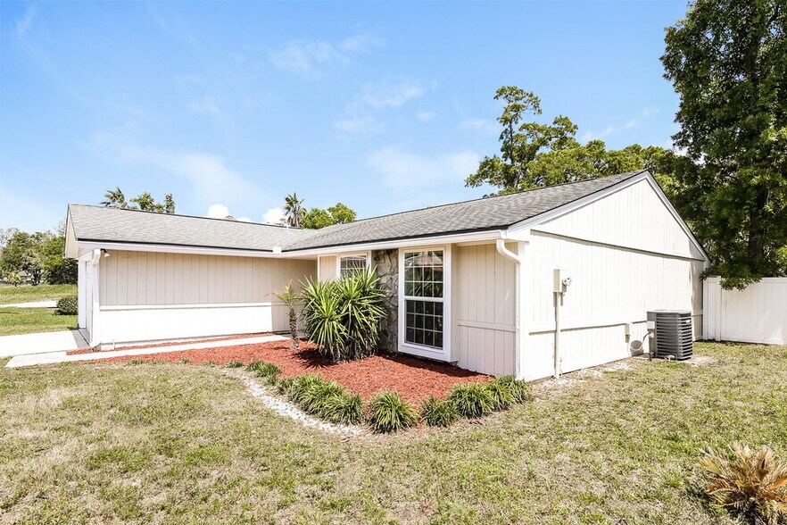 Building Photo - 3013 Hampstead Dr