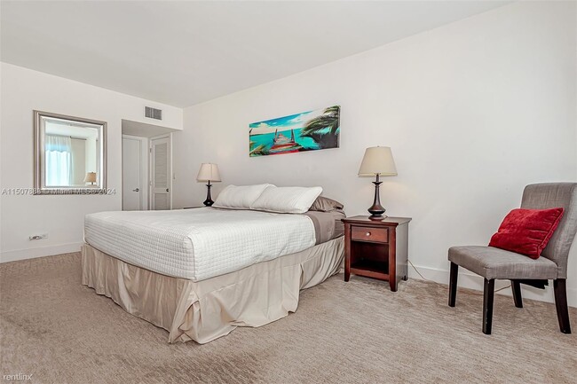 Building Photo - 1 br, 1.5 bath Condo - 2301 Collins Ave Ap...