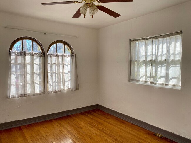 Building Photo - 1930's Bungalow Charmer, 2bdrm, 1 bath hou...