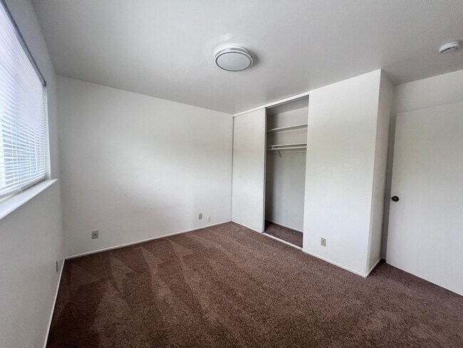Building Photo - EBS T 1172-1176
