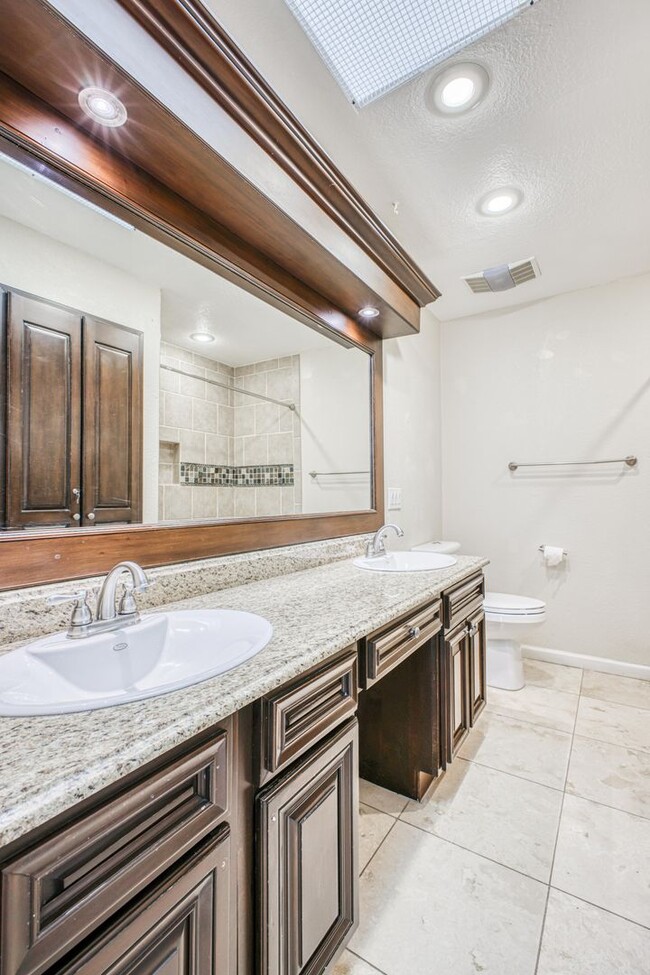 Building Photo - Beautiful House with 4 bed - 2 baths - office & covered big Jacuzzi