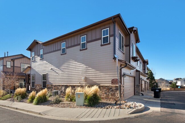 Building Photo - Beautiful 2 bdrm end unit with attach 2 car garage
