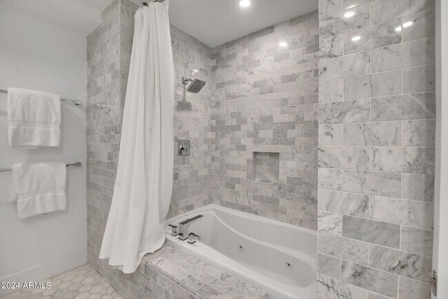 Building Photo - 7117 E Rancho Vista Dr