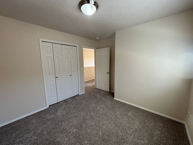 Building Photo - 3 Bedroom 2.5 Bath Duplex