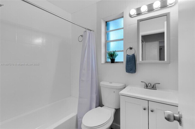 Building Photo - 925 SW 15th Ave