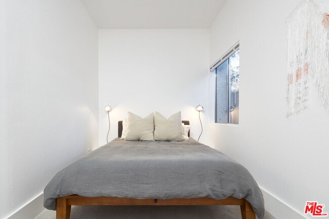 Building Photo - 558 Rose Ave