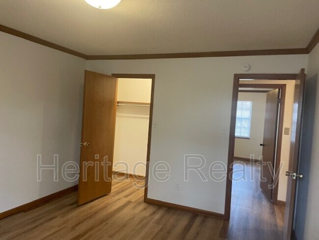 Building Photo - 810 Highland Dr