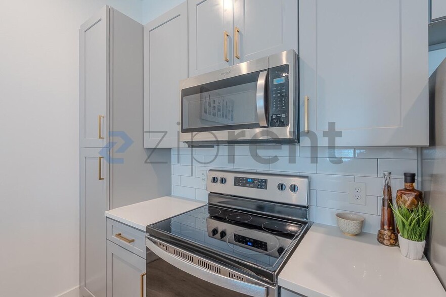 Building Photo - Unit B