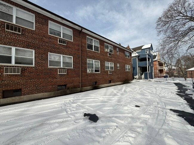 Building Photo - Beautifully-Maintained 1-Bedroom & Central...