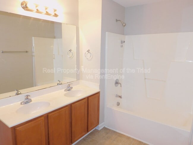 Building Photo - 807 Thorncroft Rd