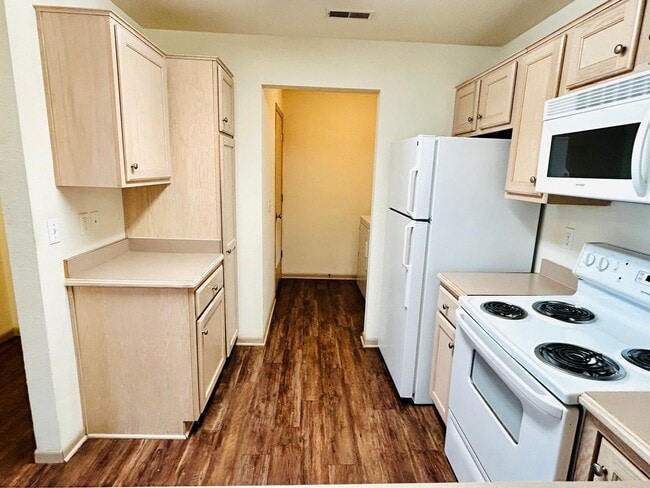 Building Photo - 2 Bedroom Apartment, Great Location!