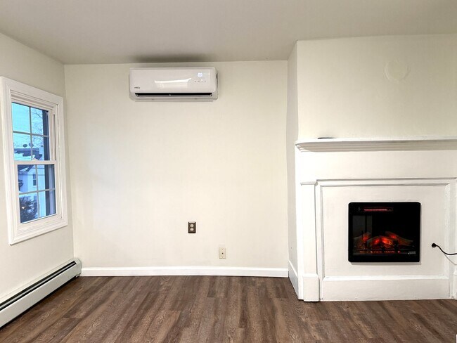 Building Photo - Walk to the Waterfront!|2BR Single-Family with Private Yard!