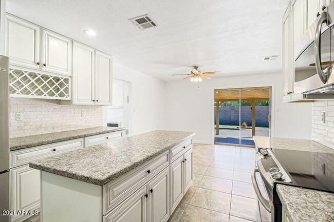 Building Photo - 6518 E Sunnyside Dr