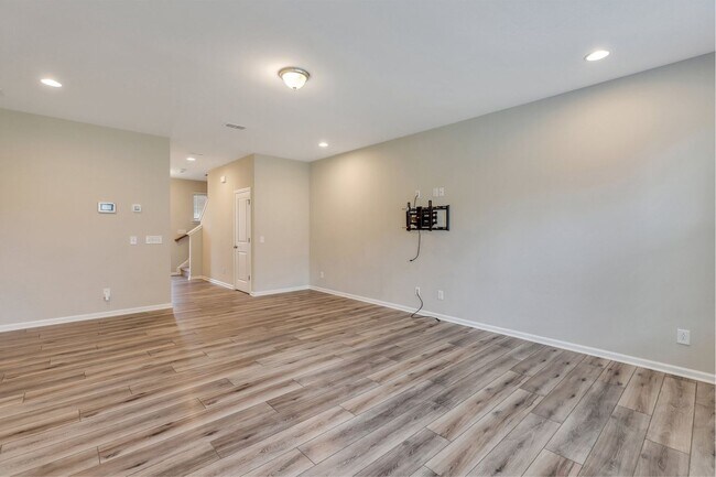 Building Photo - 4 Bed/2.5 Bath in The Commons