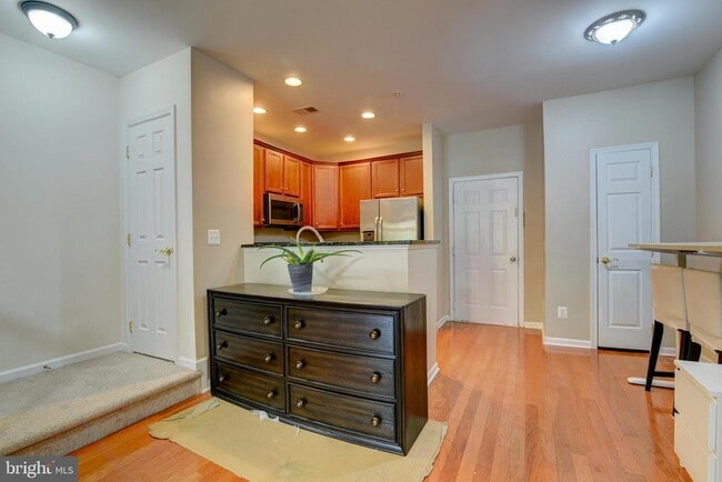 Building Photo - 43920 Hickory Corner Terrace