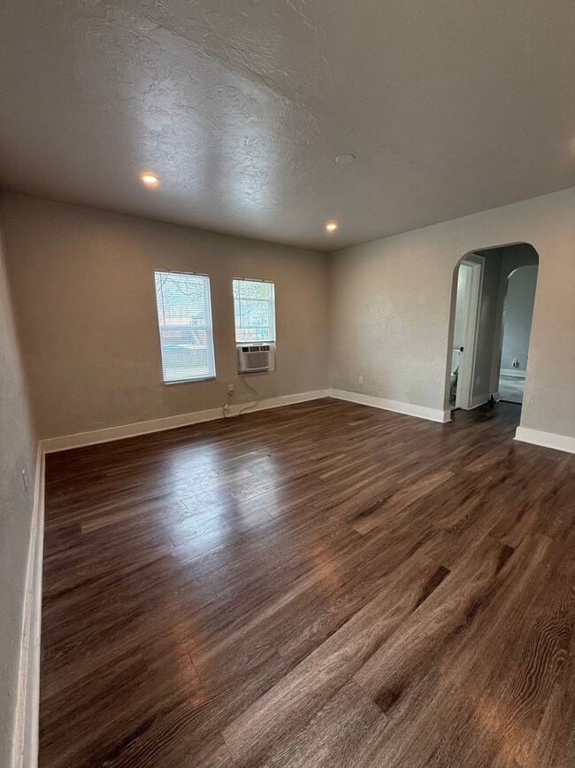 Building Photo - N. Villa Ave - Triplex