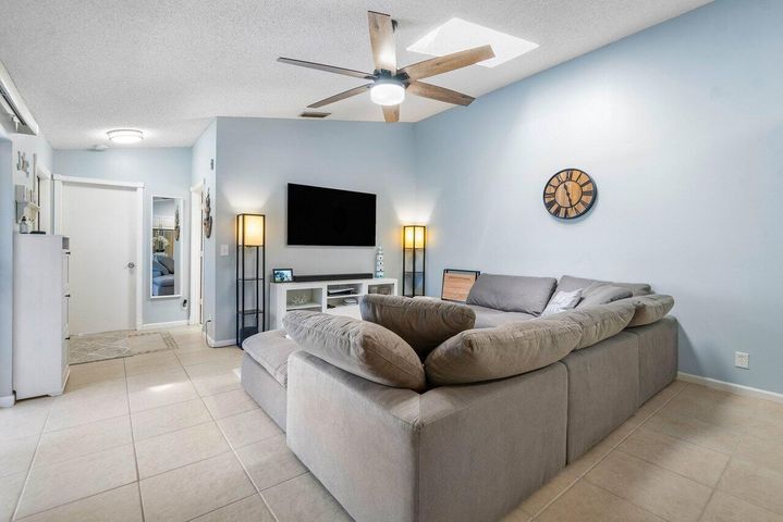 Building Photo - 1106 Hyacinth Pl