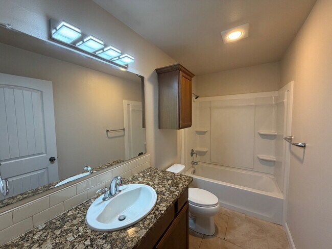 Building Photo - Beautiful Home in Quiet Neighborhood!