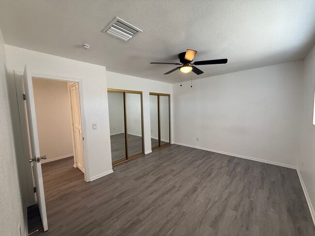 Building Photo - 3 Bedroom 2 Bathroom Home