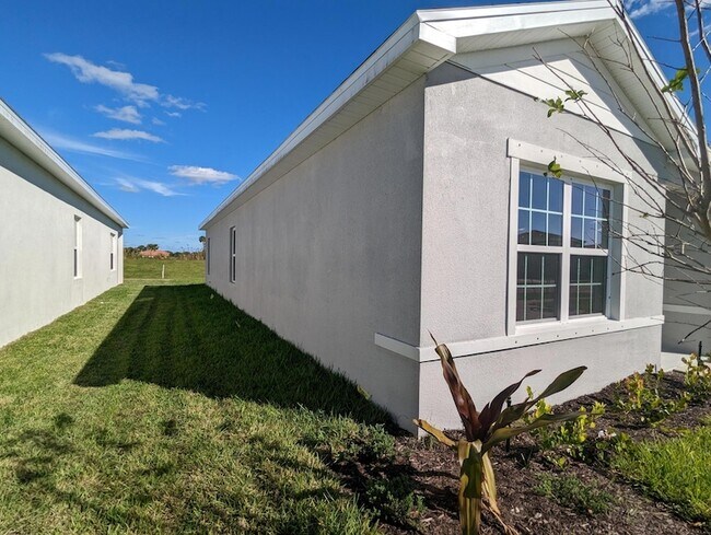 Building Photo - 10597 SW Vasari Way