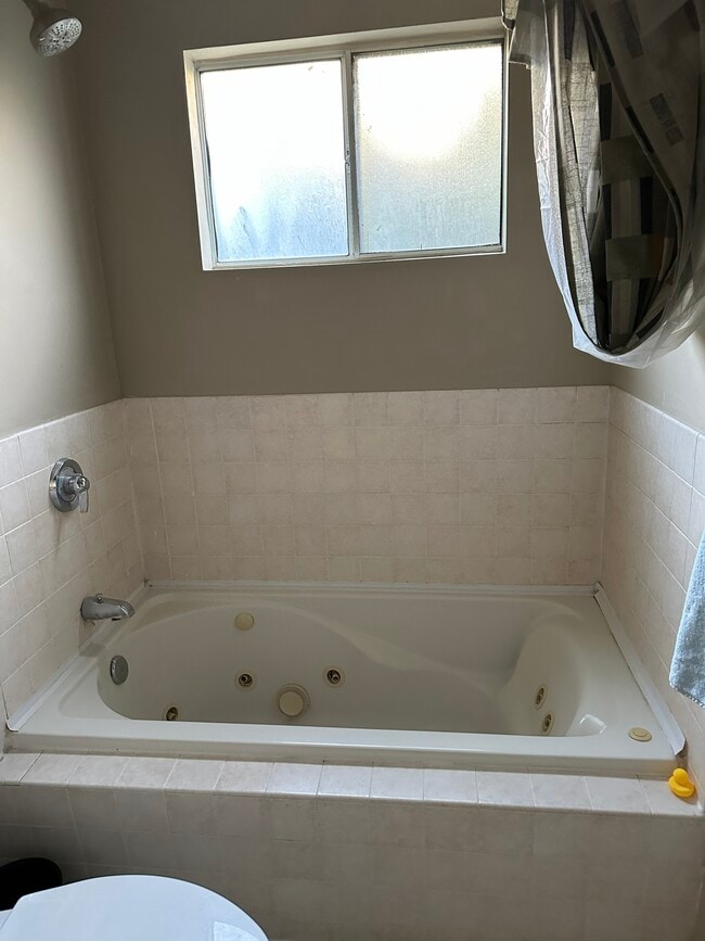 Master bath w/jacuzzi tub - 3283 Kelton Ave