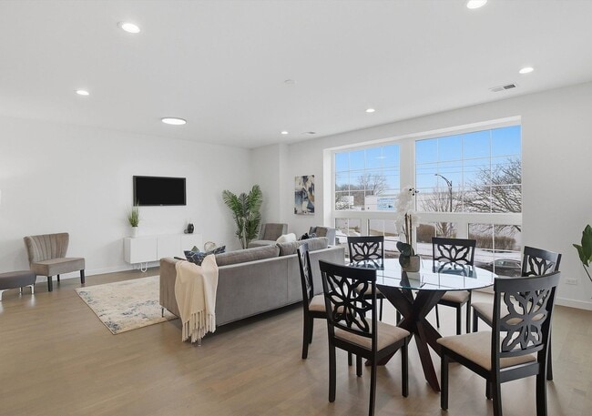 Building Photo - 5824 N Lincoln Ave