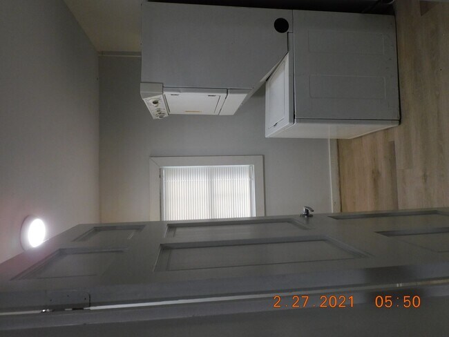 Building Photo - 3 Bedroom/2 Bath Ready Home