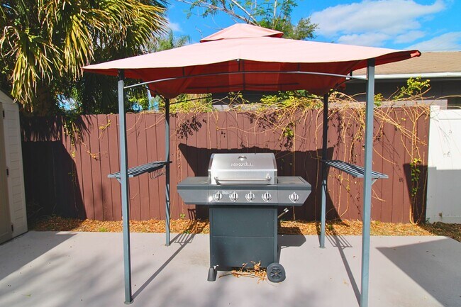 Building Photo - Charming Renovated Tampa Home with Fully Fenced Front & Backyard