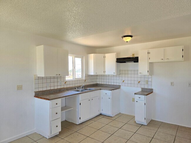 Building Photo - Freshly painted 2 bedroom  /  1 bathroom u...