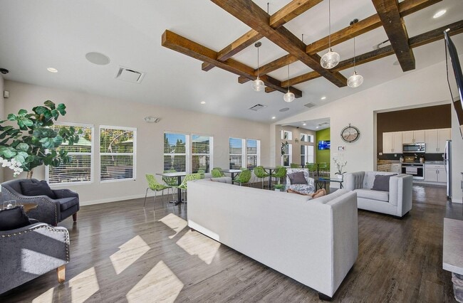 Building Photo - 933 Persimmon Ln