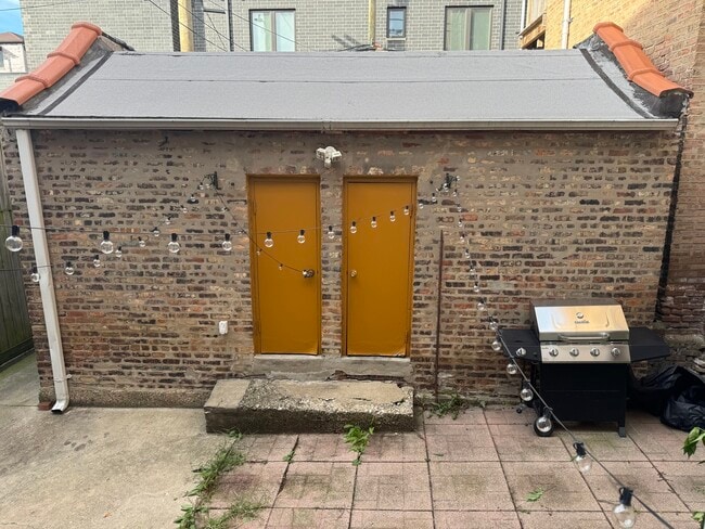 Building Photo - 1006 S Oakley Blvd