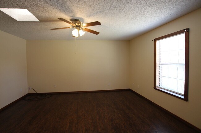 Building Photo - Beautiful 3 Bed 2 Bath Home in Tyler's Azalea District