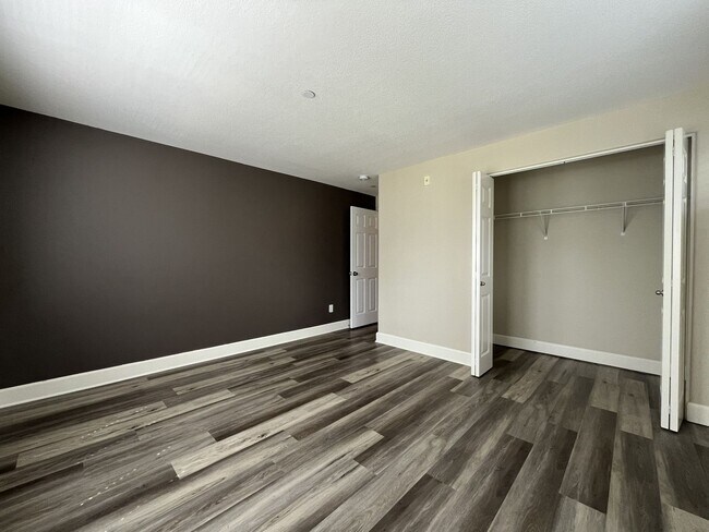 Building Photo - Incredible SE Hazelwood 2 Bedroom + 1 Bathroom Condo w/ included Garage and Washer & Dryer!!