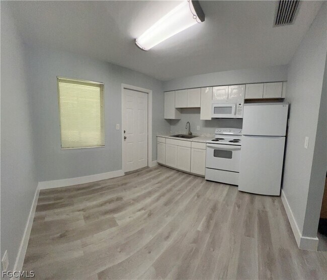 Building Photo - 337 Tudor Dr