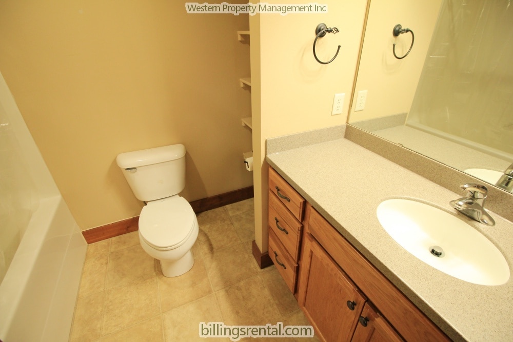Main Bathroom - 2027 Lakehills Dr