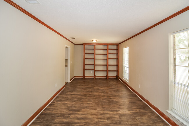 Building Photo - 7015 Russwood Ln E