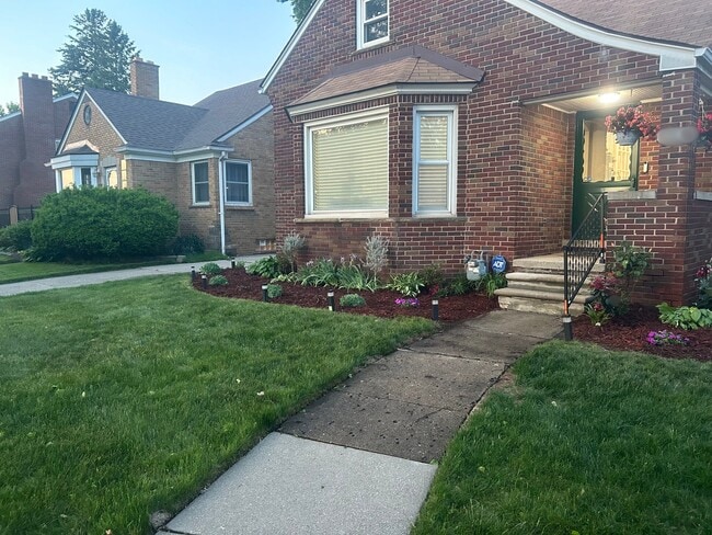 Building Photo - 8090 Sorrento Ave