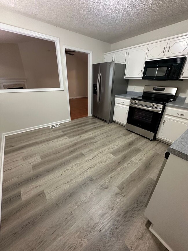 Building Photo - Cute 2 Bedroom 2 Bath Home with a 2 Car Garage!
