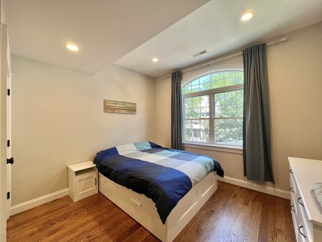 Building Photo - 25 Faxon St