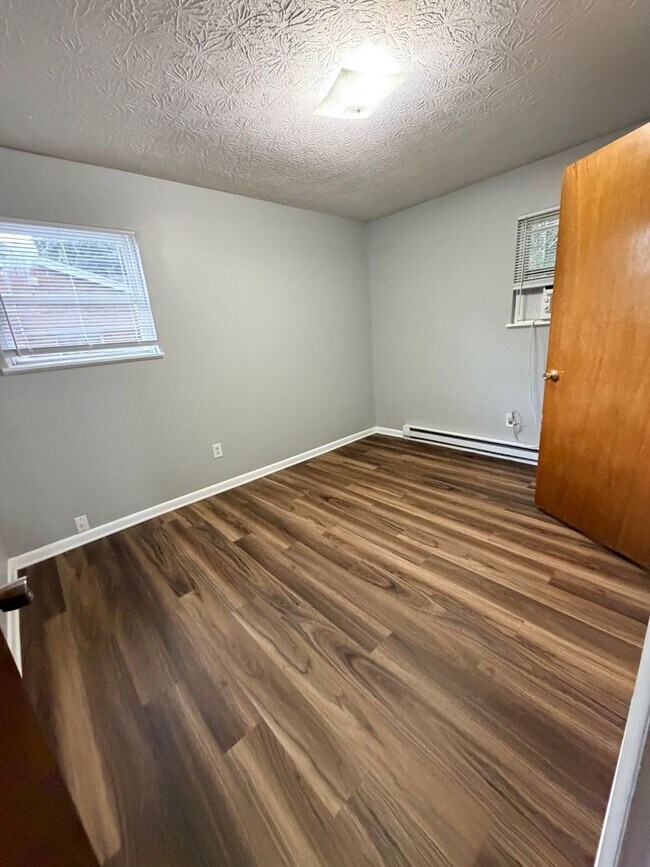 Building Photo - 951 Valley Farm Dr