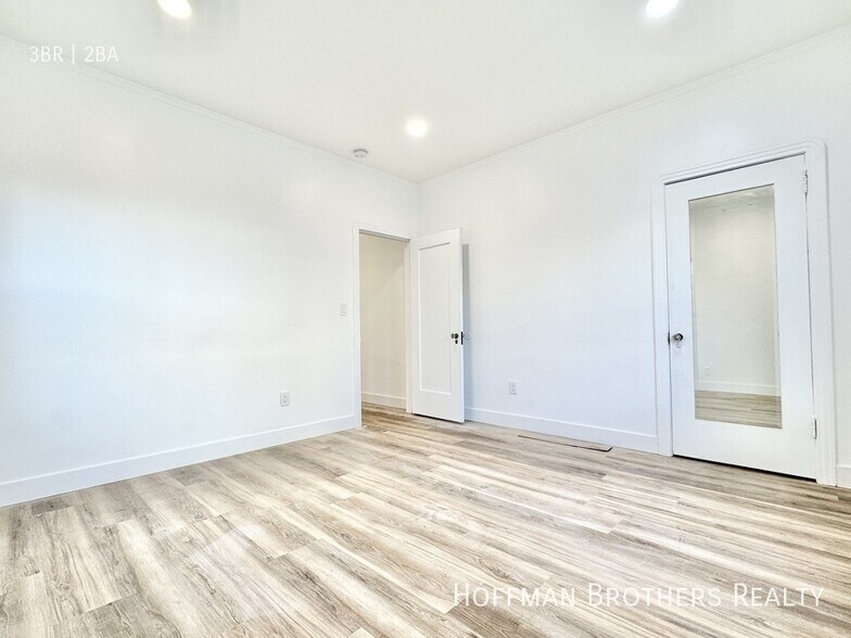Building Photo - 330 N Spaulding Ave